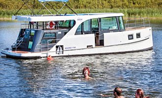 das Hausboot Aquino als Badesteg nutzen 